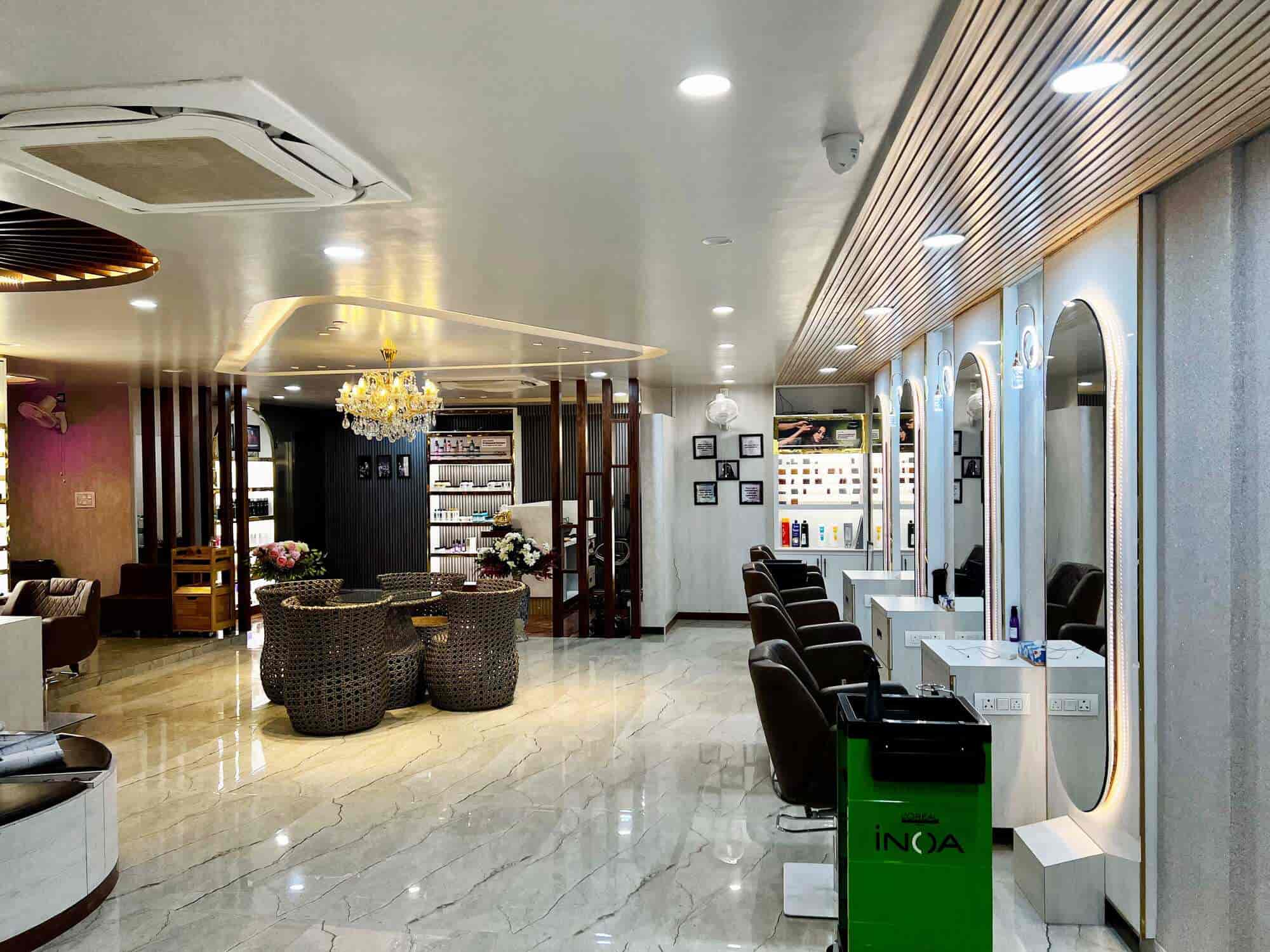 Styling floor — arch mirrors, INOA products, wooden ceiling